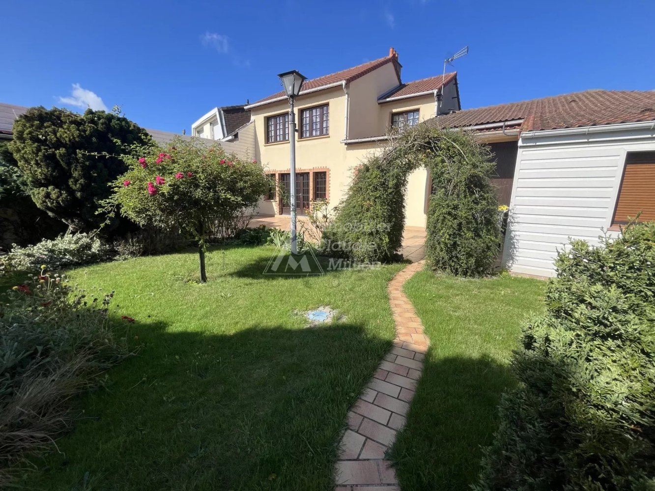 Casa de 3 dormitorios en Calais, France No. 241628