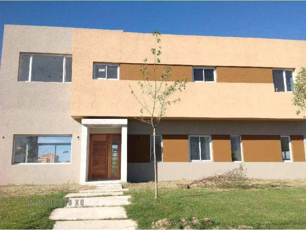 Casa de 3 dormitorios en Tigre, Argentina No. 83674