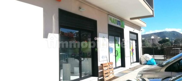 1غرفة عقار تجاري في Maddaloni, Italy رقم 254527 2