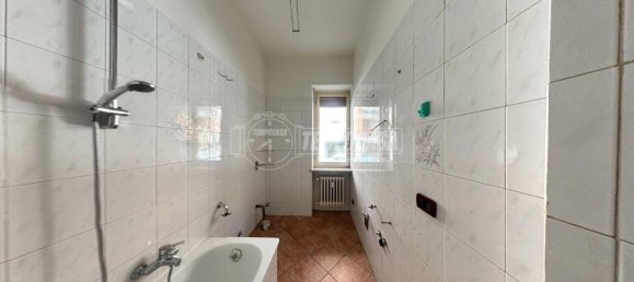 2-salle Appartement à Turin, Italy No. 4670 10