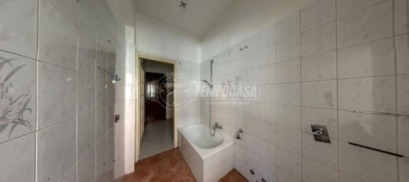 2-salle Appartement à Turin, Italy No. 4670 12
