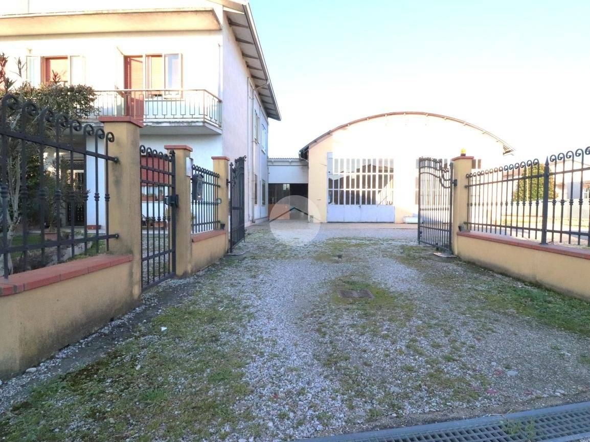 3 bedrooms Villa in Roncoferraro, Italy No. 238895