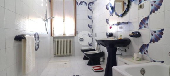 3 bedrooms Villa in Roncoferraro, Italy No. 238895 14