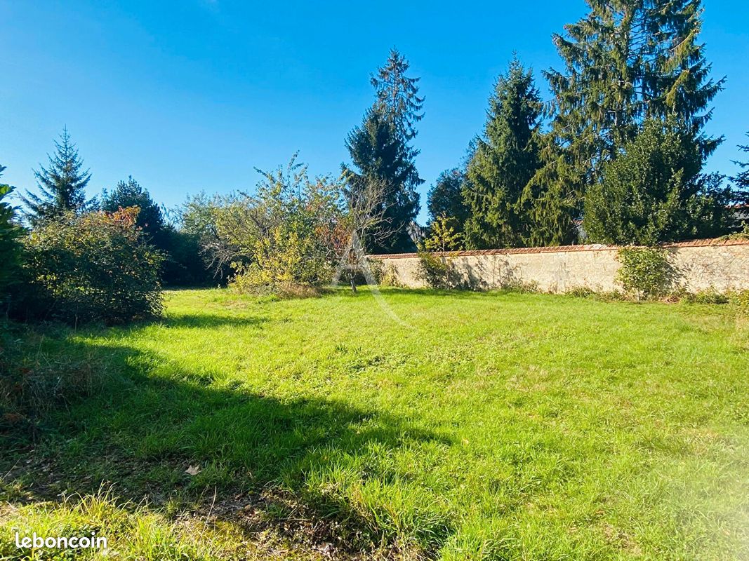 751m² Land in Neuille-Pont-Pierre, France No. 82779