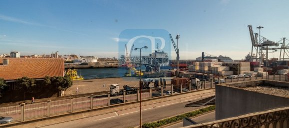 Дом с 4 спальнями в Матозиньюш, Португалия № 19674 16