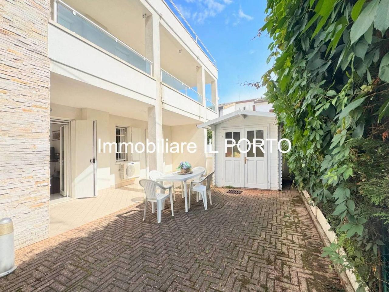 Вилла с 4 комнатами в Комаккьо, Италия № 28443