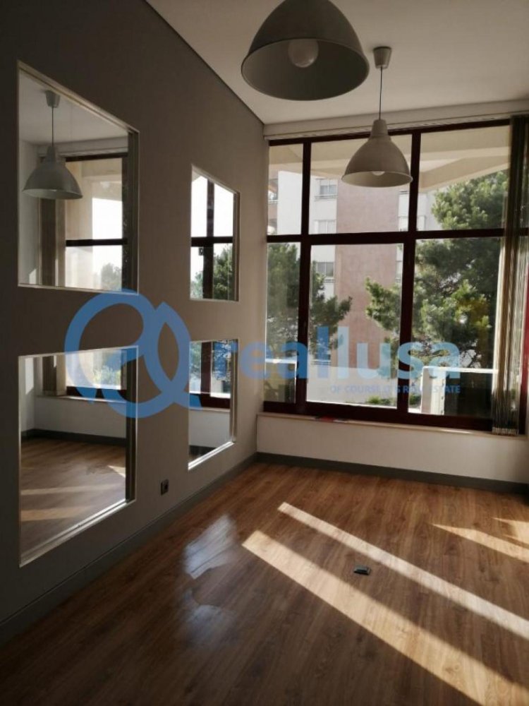 Офис 46м² в Вила Нова ди Гая, Португалия № 8210