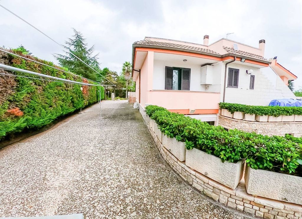 Villa de 4 dormitorios en Muro Leccese, Italy No. 276836