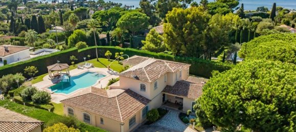 Villa de 4 dormitorios en Antibes, France No. 191976 2