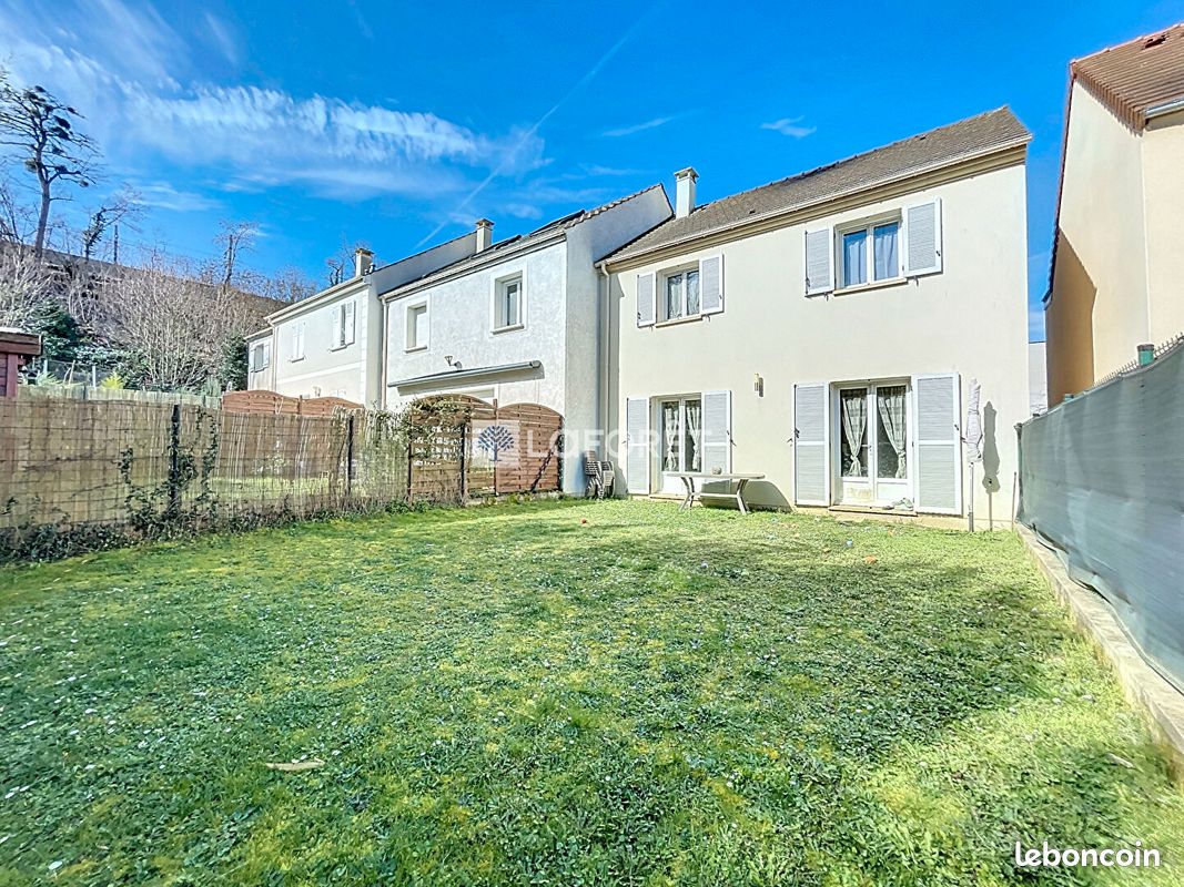 3 bedrooms House in Saint-Cyr-l'Ecole, France No. 181583