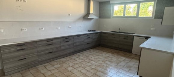 4 bedrooms House in Saint-Medard-de-Guizieres, France No. 355123 2