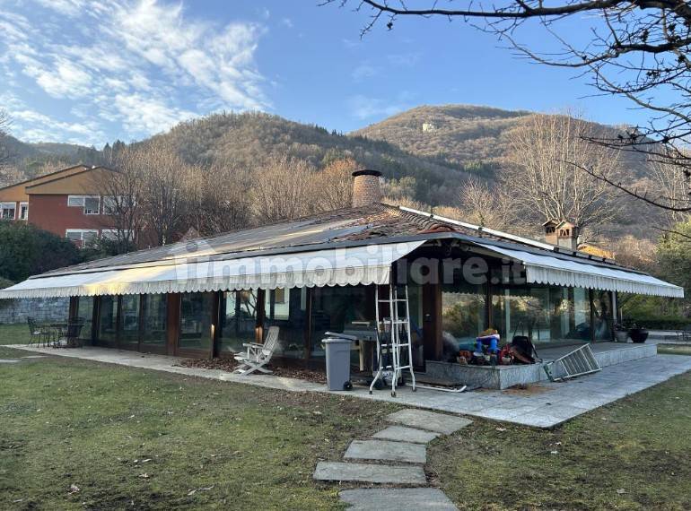 2 bedrooms Villa in Erba, Italy No. 3286