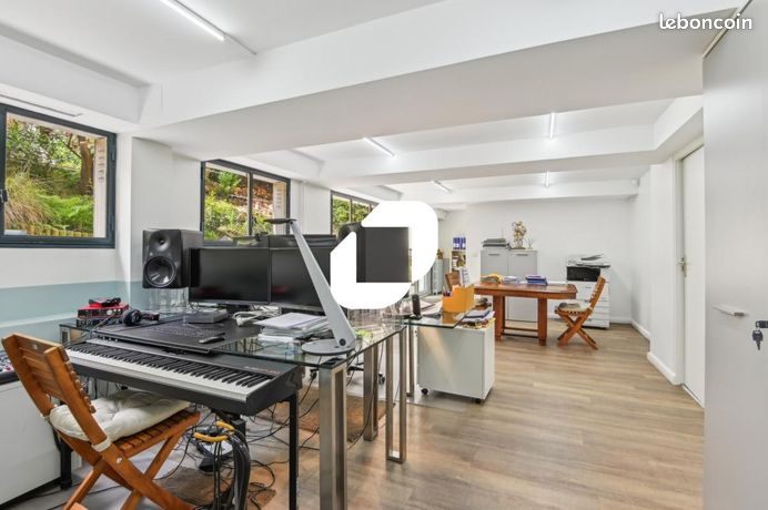 73m² Office in Asnieres-sur-Seine, France No. 279143