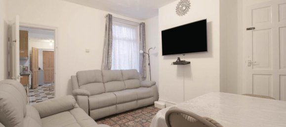 3 bedrooms House in Leicester, United Kingdom No. 2411 6