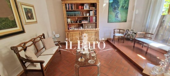 5 bedrooms Apartment in Campi Bisenzio, Italy No. 319694 8