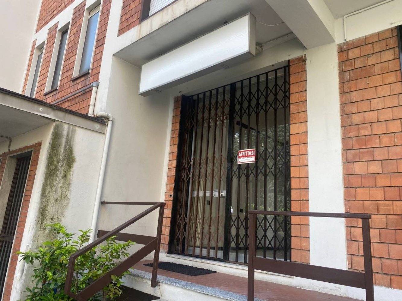 2 rooms Commercial property in Como, Italy No. 99095