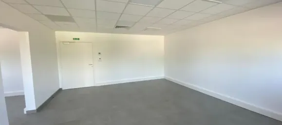 Propriété commerciale à Saint-Pierre-du-Perray, France 1030m² No. 302432 8