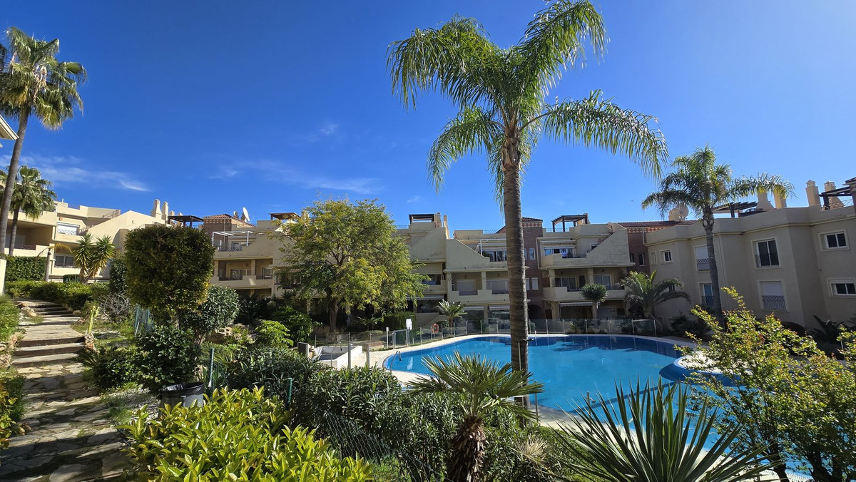 Apartamento de 3 dormitorios en Estepona, Spain No. 79286
