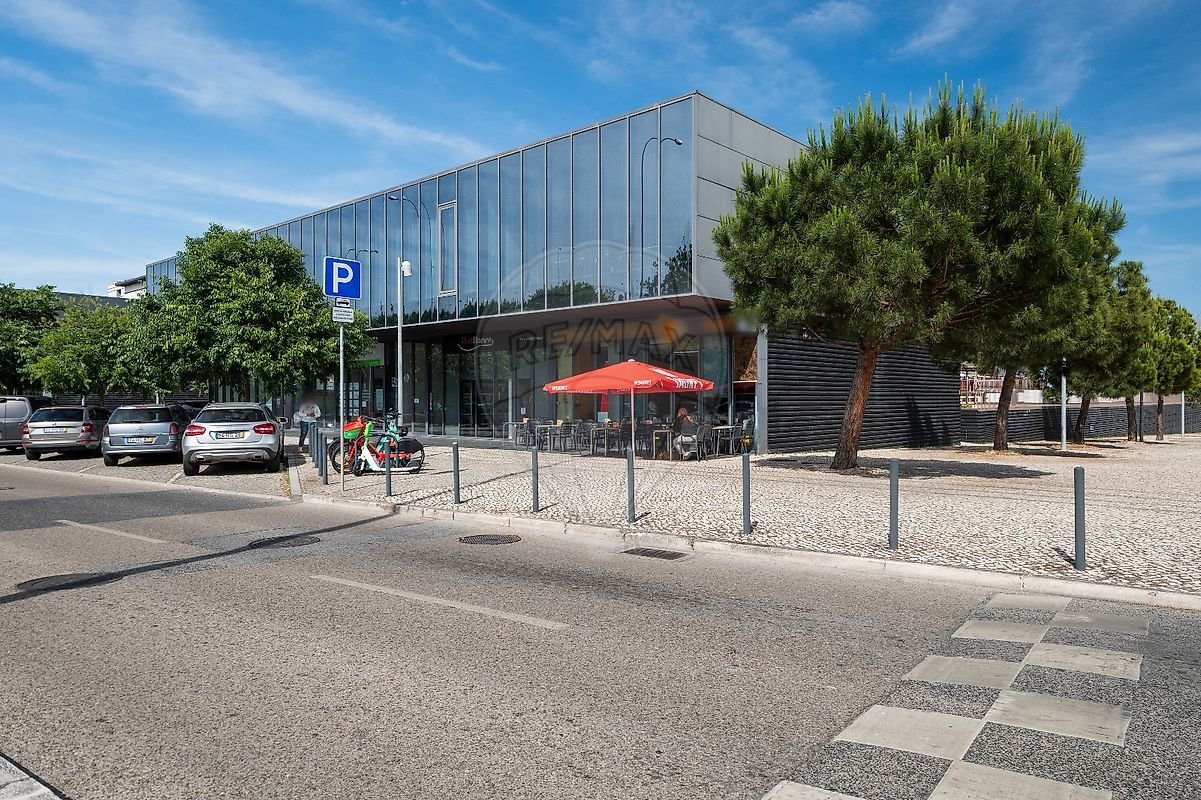  Commercial property in Lisbon, Portugal No. 250693