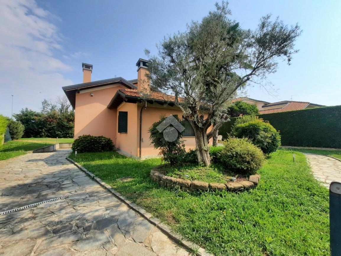 5غرفة فيلا في Abbiategrasso, Italy رقم 2653