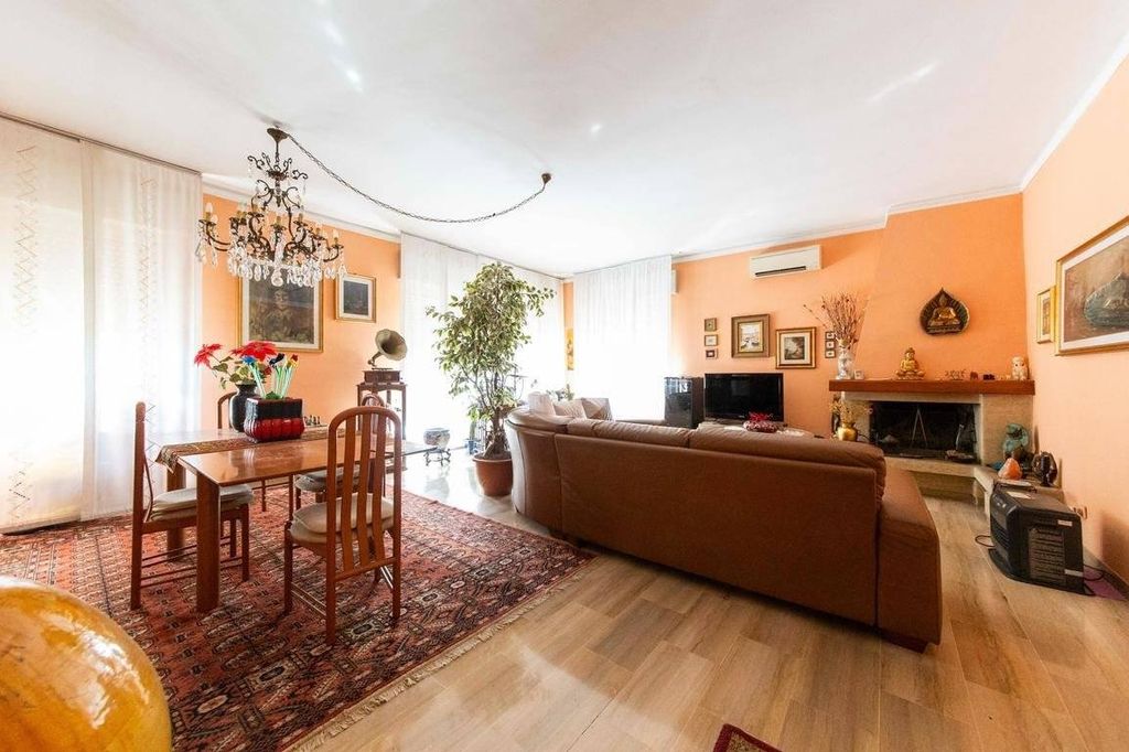 4 bedrooms Villa in Settimo Milanese, Italy No. 332139