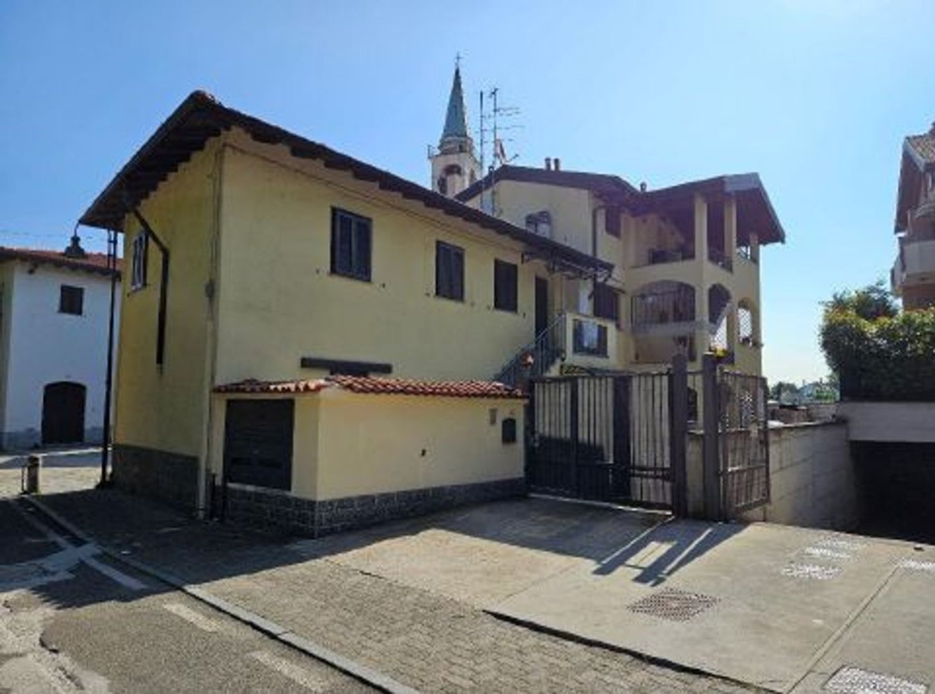 2-salle Appartement à Limbiate, Italy No. 7665