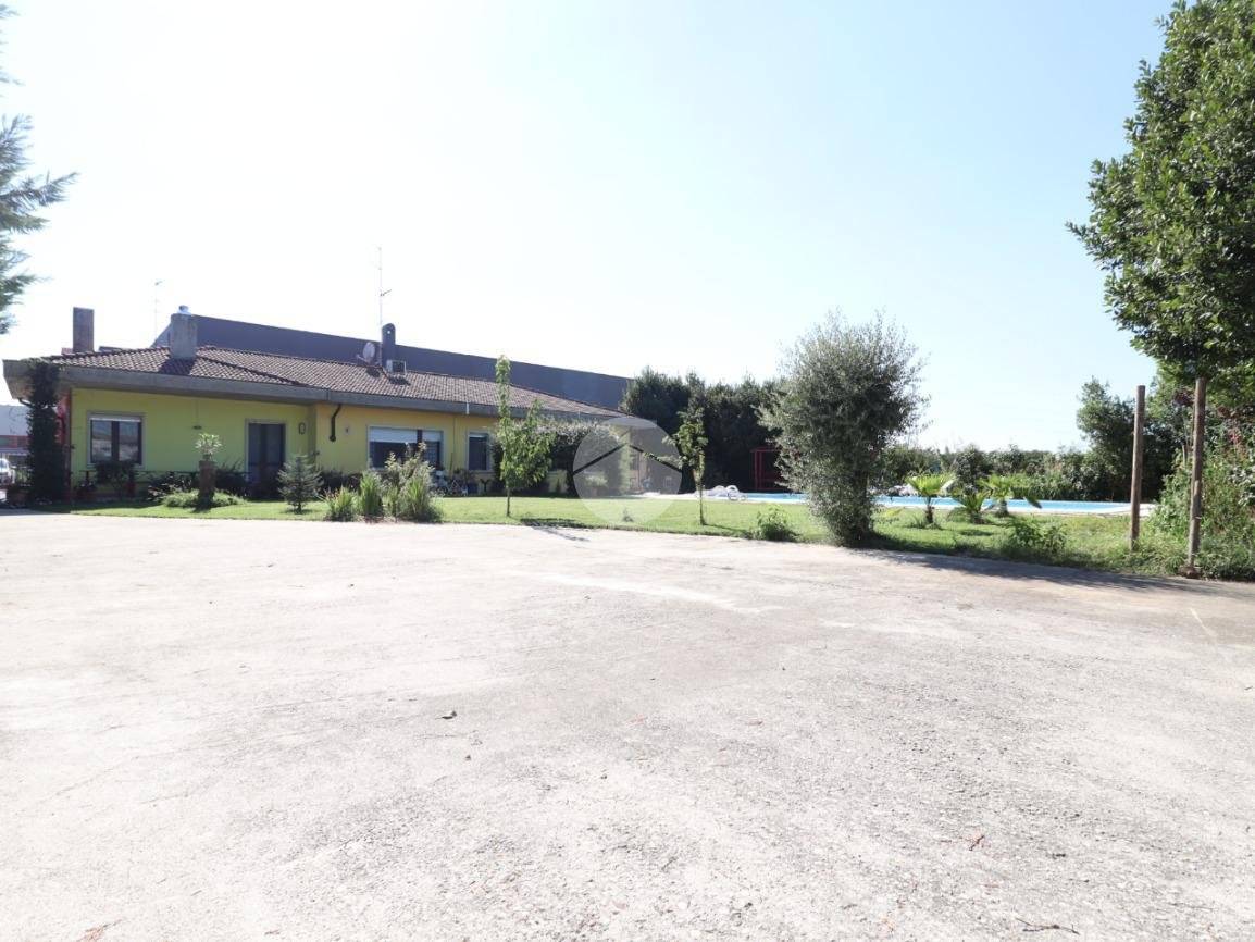 3 bedrooms Villa in Mantua, Italy No. 275729