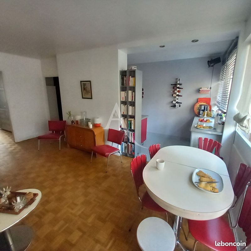 3 bedrooms Apartment in Paris, France No. 332693