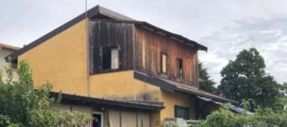 3 rooms Apartment in Fino Mornasco, Italy No. 8385 2