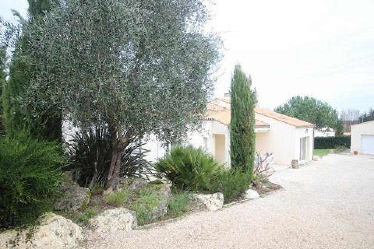 Casa de 3 dormitorios en Cognac, France No. 28217