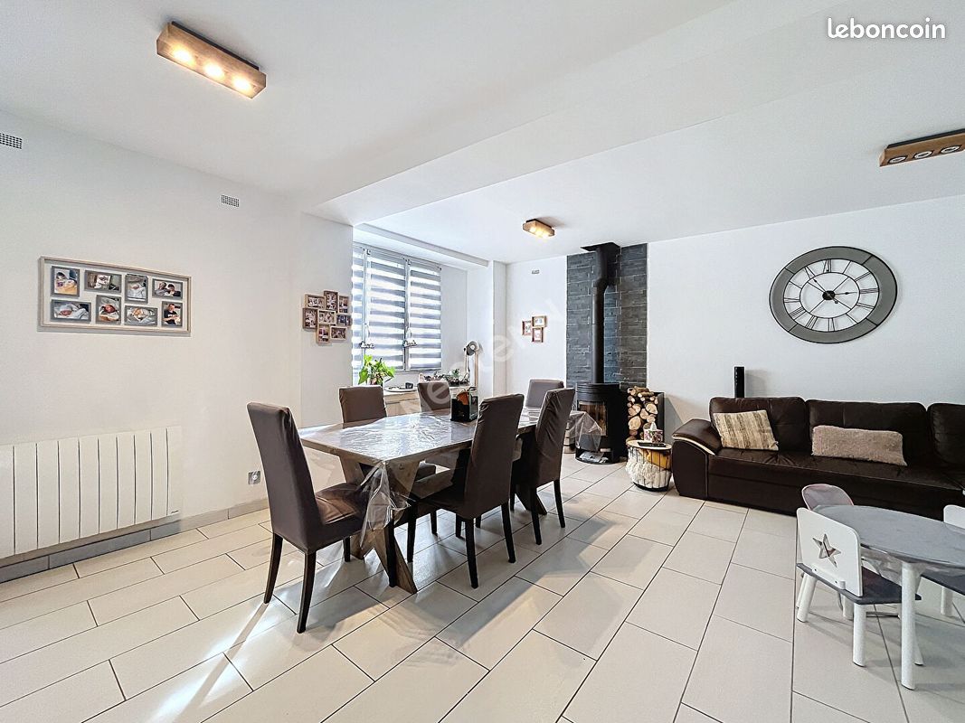 3 bedrooms House in Feneu, France No. 100753