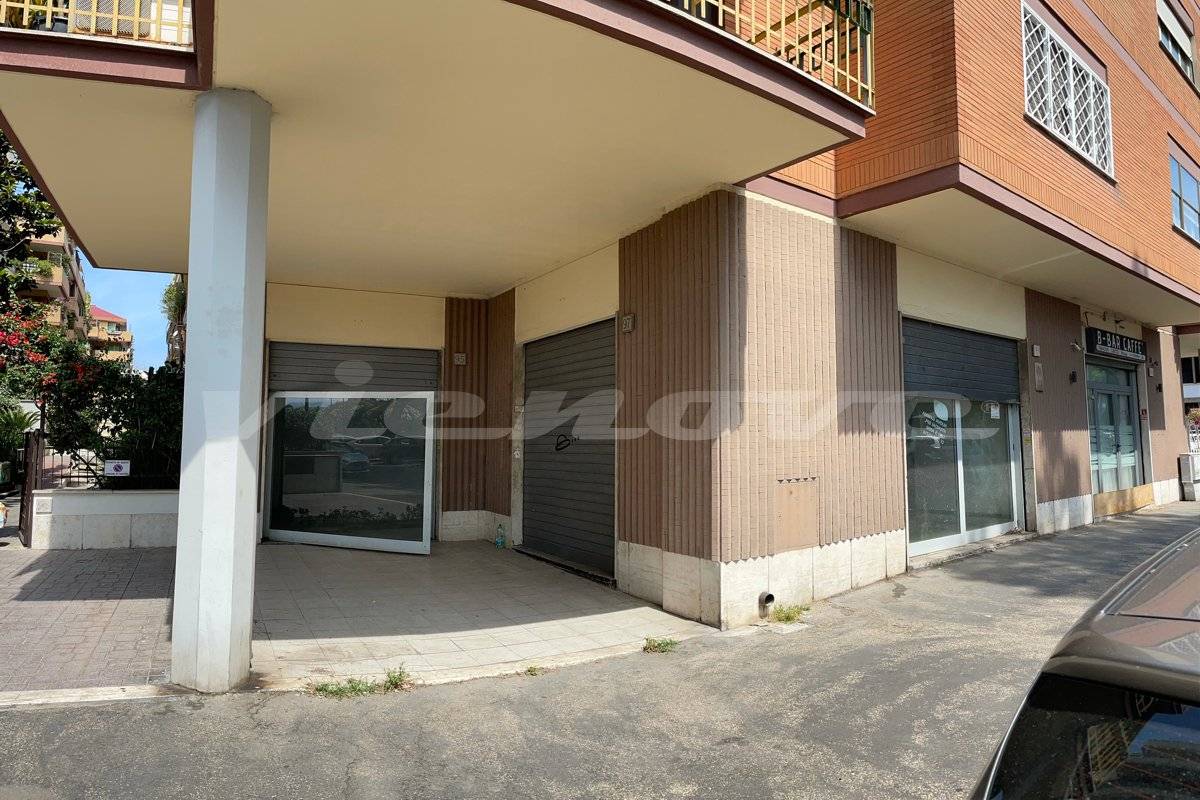 1 room Commercial property in Rome, Italy No. 218263