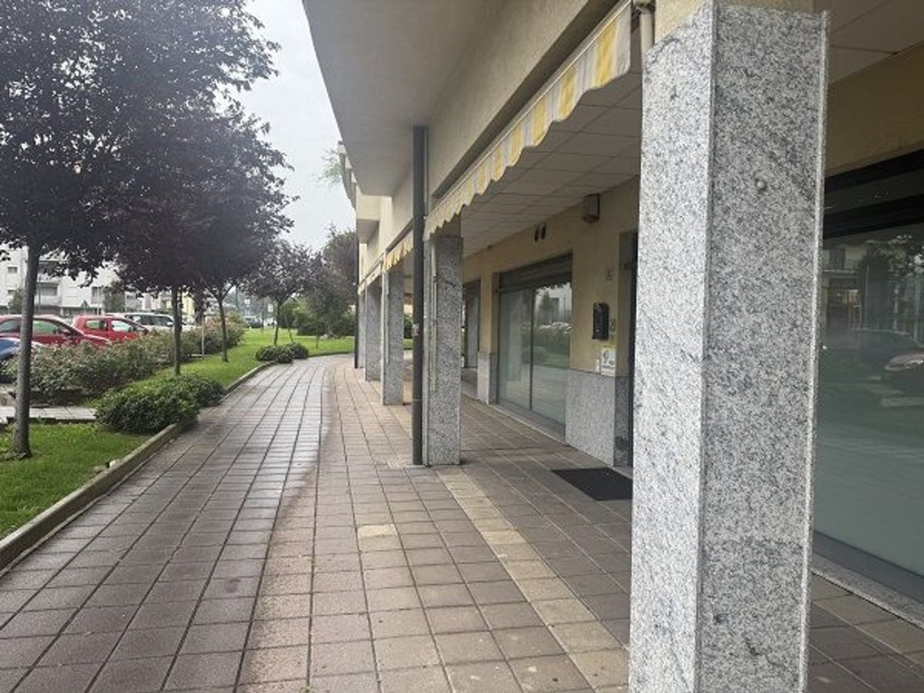 92m² Commercial property in Pessano con Bornago, Italy No. 361043