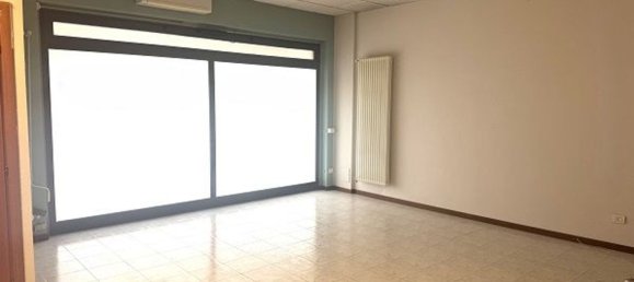 92m² Commercial property in Pessano con Bornago, Italy No. 361043 3