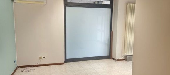 92m² Commercial property in Pessano con Bornago, Italy No. 361043 8