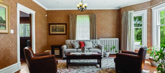 6 bedrooms House in Grimsby, Canada No. 1001 2