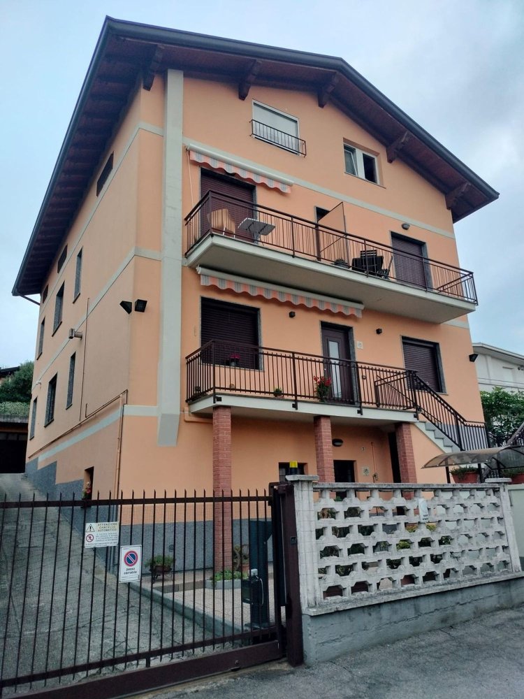 Dúplex de 4 habitaciónes en Como, Italy No. 283420