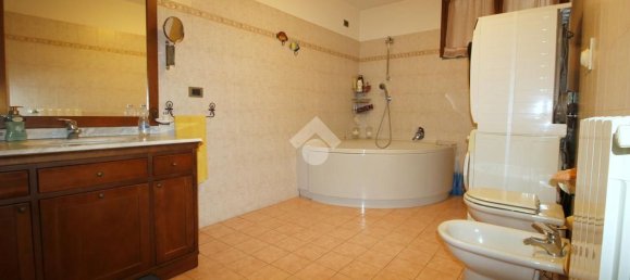 4 rooms House in Caronno Pertusella, Italy No. 93168 22
