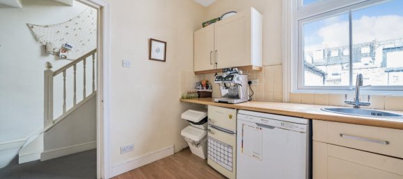 2 bedrooms Maisonette in London, United Kingdom No. 12196 12