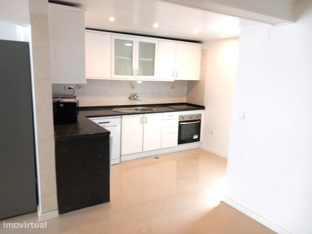 Здание с 9 спальнями в Лиссабон, Португалия № 135032