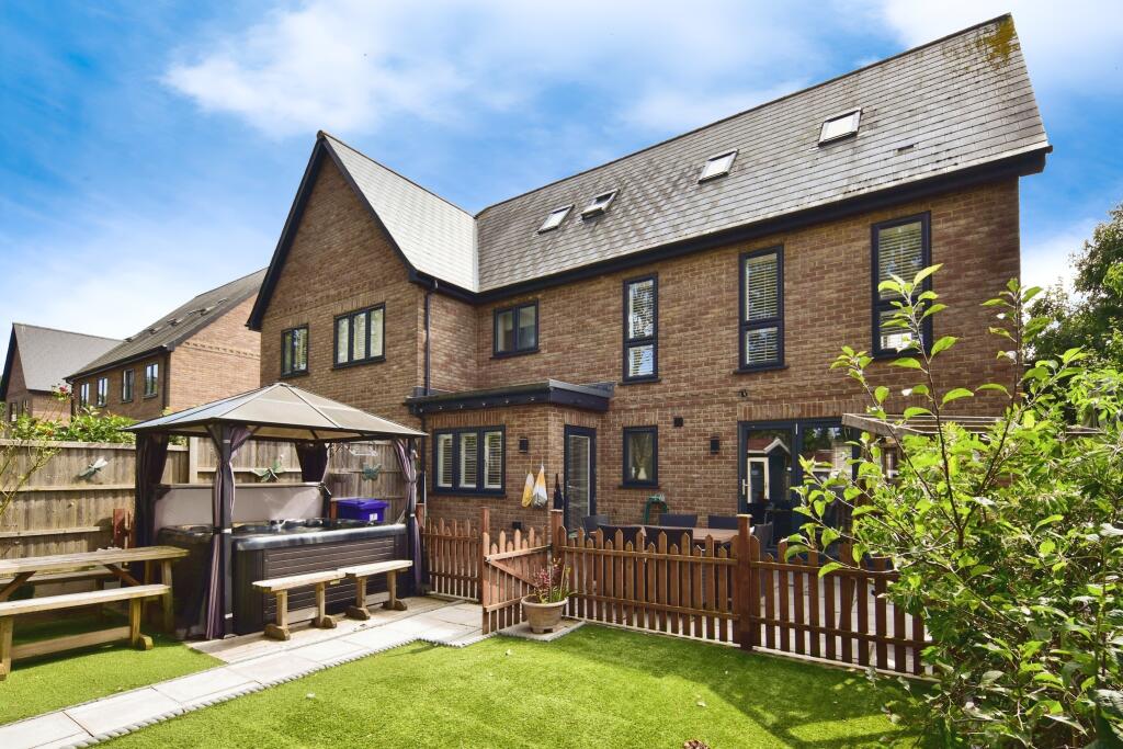 4 bedrooms House in Sheerness, United Kingdom No. 10666