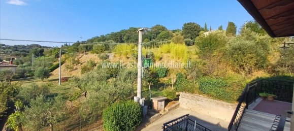 Apartamento de 3 dormitorios en Chiusi, Italy No. 194209 8