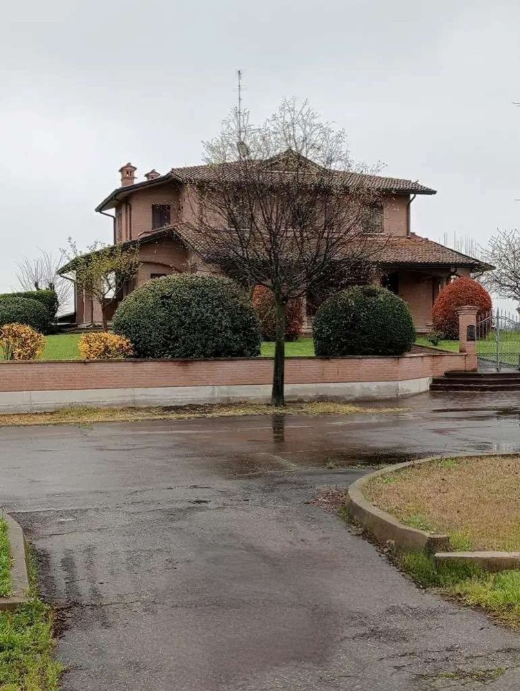 15 rooms House in Reggio Emilia, Italy No. 22856