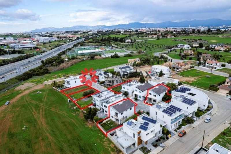 Propiedad comercial de 4 dormitorios en Latsia, Cyprus No. 139540