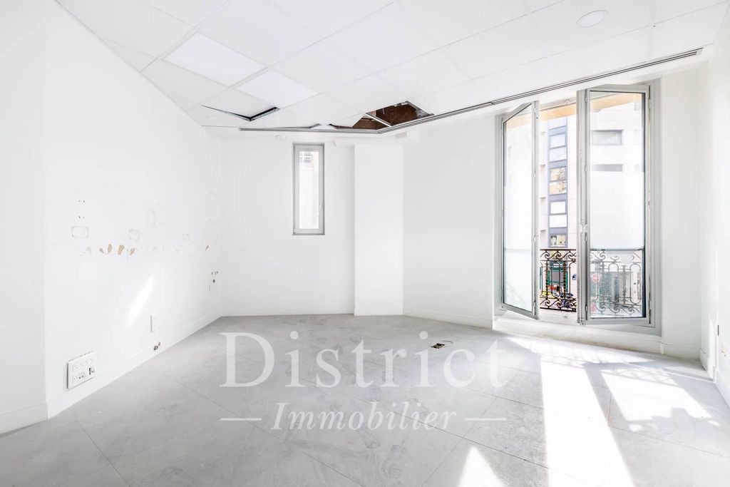 4 rooms Office in Paris, France No. 118068