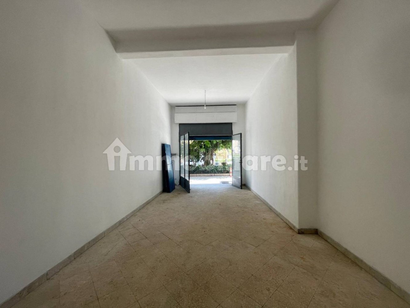 3 rooms Commercial property in Palermo, Italy No. 287172