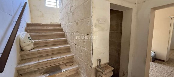 4 bedrooms Hotel in Paola, Malta No. 126 12