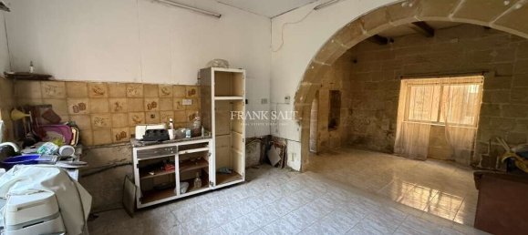4 bedrooms Hotel in Paola, Malta No. 126 7