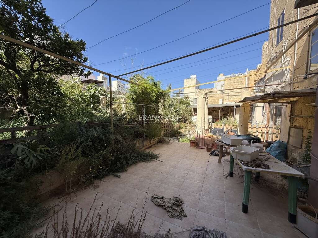 4 bedrooms Hotel in Paola, Malta No. 126