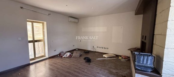 4 bedrooms Hotel in Paola, Malta No. 126 21